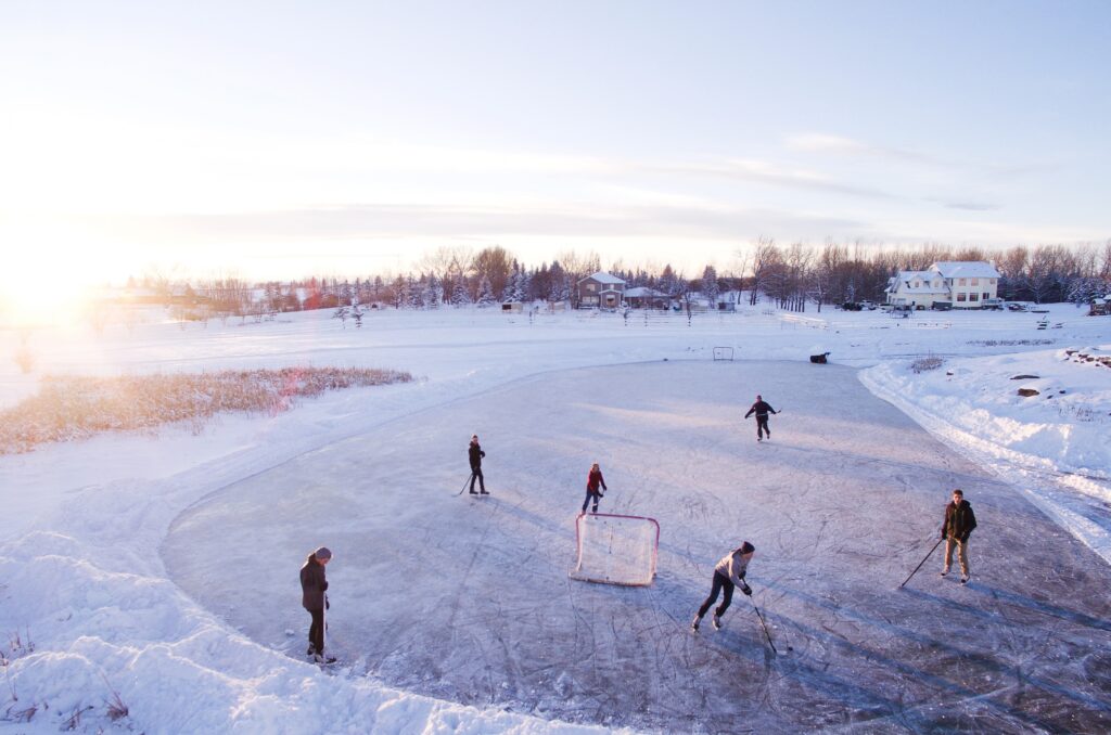 Amatorski mecz hokeja na lodzie