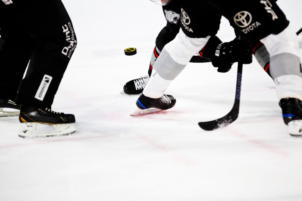 Hokej na lodzie - zawodnicy podczas meczu